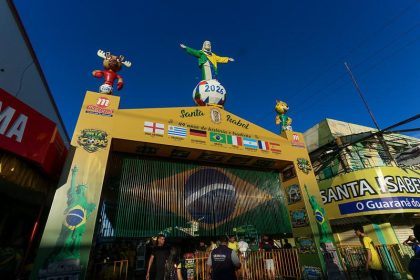 Ruas da Copa reúnem milhares nas duas ruas Santa Isabel de Manaus para acompanhar Brasil x Escócia em 24/6