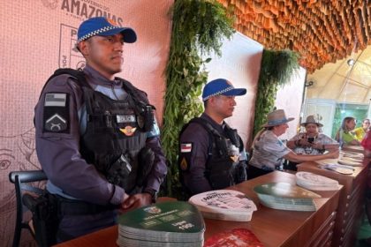 Polícia Militar do Amazonas presta atendimento em vários idiomas a turistas no Festival de Parintins 2026