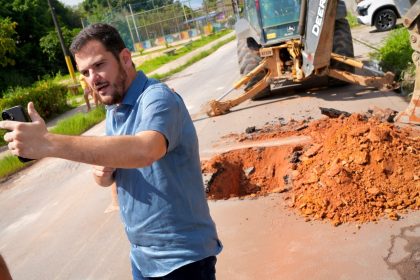 Prefeito Renato Junior flagra obras embargadas da Águas de Manaus na rua Eugênio Gudin e determina fiscalização imediata