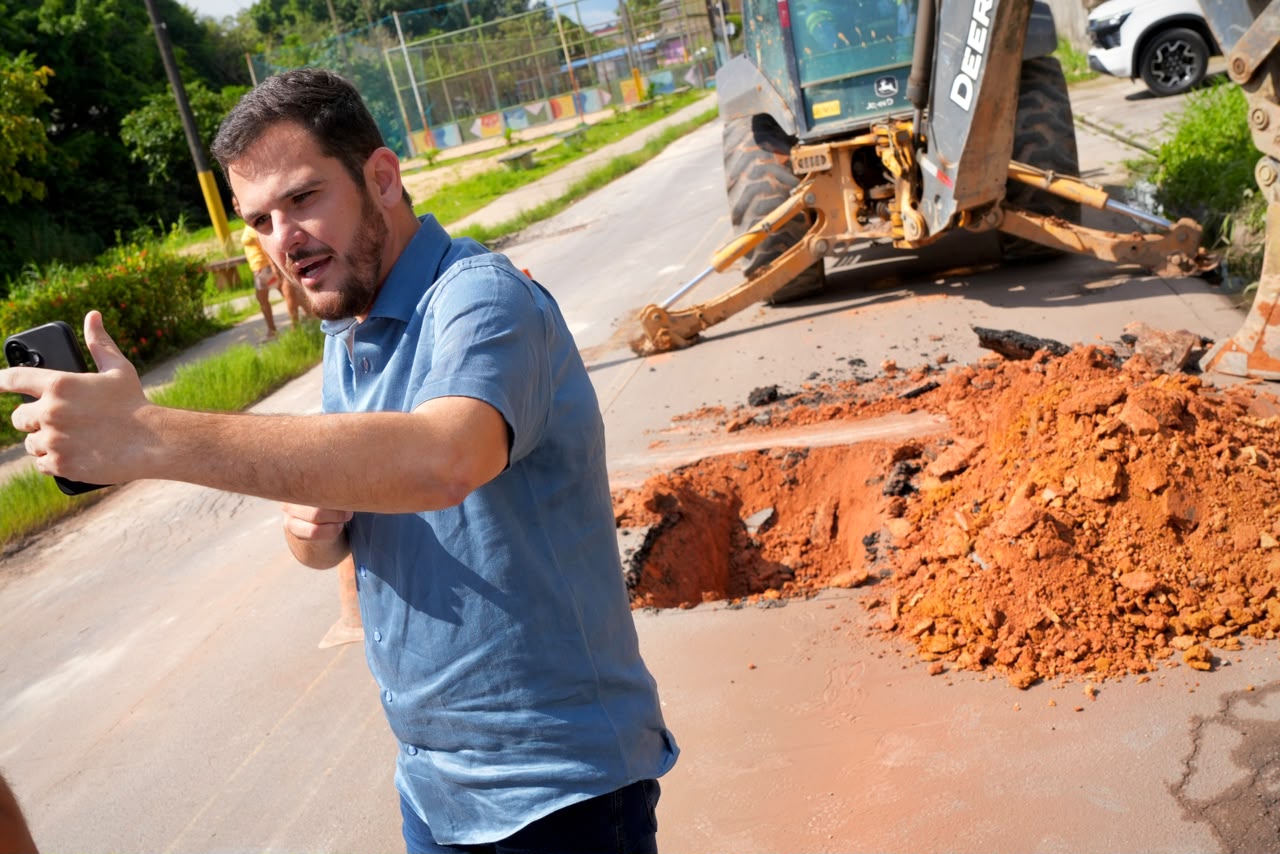 Prefeito Renato Junior flagra obras embargadas da Águas de Manaus na rua Eugênio Gudin e determina fiscalização imediata
