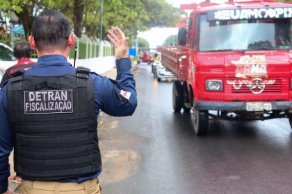Detran-AM e SES-AM realizam blitz educativa para segurança viária durante o Festival de Parintins