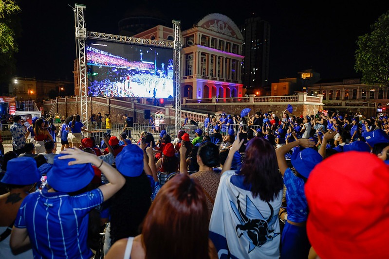 Festival de Parintins é transmitido no Largo de São Sebastião em Manaus com telões e espaço acessível