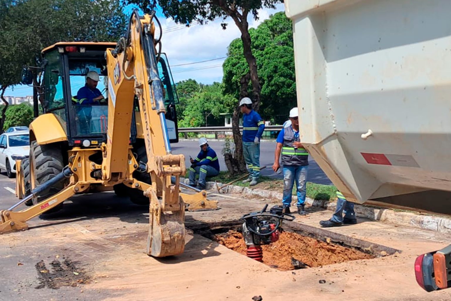 Implurb multa e embarga intervenção da Águas de Manaus na avenida Coronel Teixeira por falta de comunicação prévia