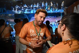 Festival de Parintins 2026 atrai revistas nacionais e ressalta recepção turística e protagonismo feminino em Parintins