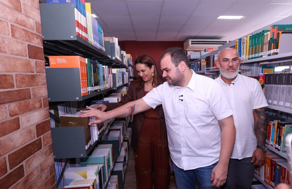 Governador Roberto Cidade inaugura biblioteca da UEA em Itacoatiara com acervo de 18 mil exemplares e serviços ao público