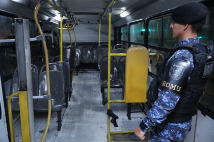 Romu prende três suspeitos em flagrante após assalto a transporte coletivo na Nova Cidade, em Manaus