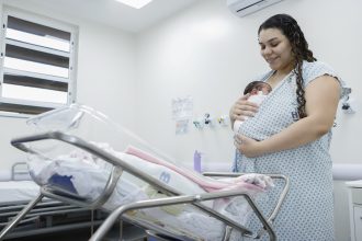 Método Canguru reduz separação entre família e recém-nascidos prematuros e melhora sinais vitais