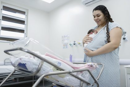 Método Canguru reduz separação entre família e recém-nascidos prematuros e melhora sinais vitais