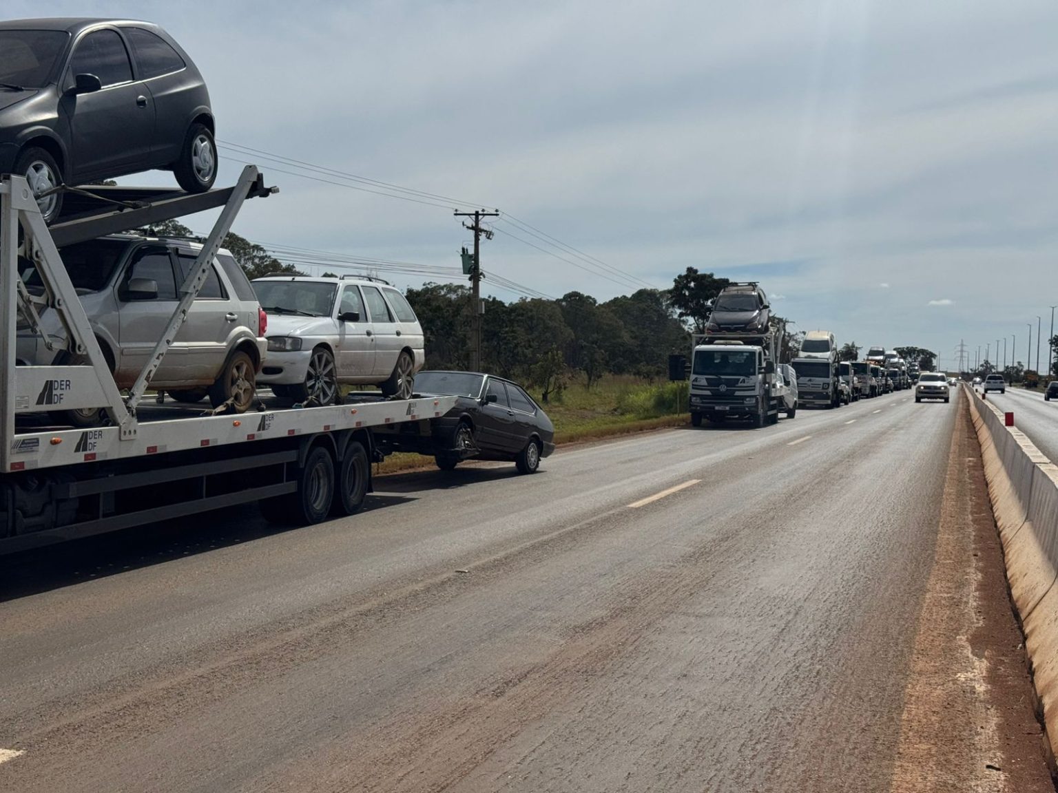 Operação Rodovia Segura fiscaliza 510 veículos e retira 50 veículos irregulares na DF-001 no quilômetro 83