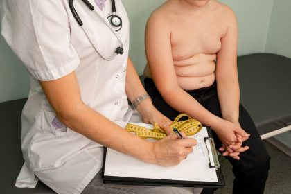 Obesidade infantil cresce entre crianças; famílias e hospitais reforçam prevenção e mudanças na rotina