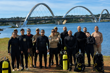 Polícia Militar do DF realiza operação de limpeza no Lago Paranoá e retira 280 quilos de resíduos das margens e do fundo