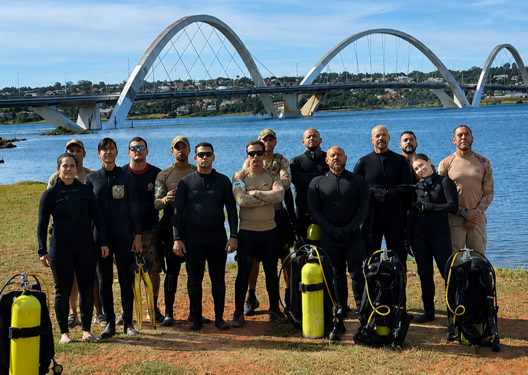 Polícia Militar do DF realiza operação de limpeza no Lago Paranoá e retira 280 quilos de resíduos das margens e do fundo