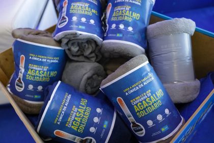Campanha do Agasalho Solidário no DF arrecada agasalhos e instala cabides solidários para ampliar doações