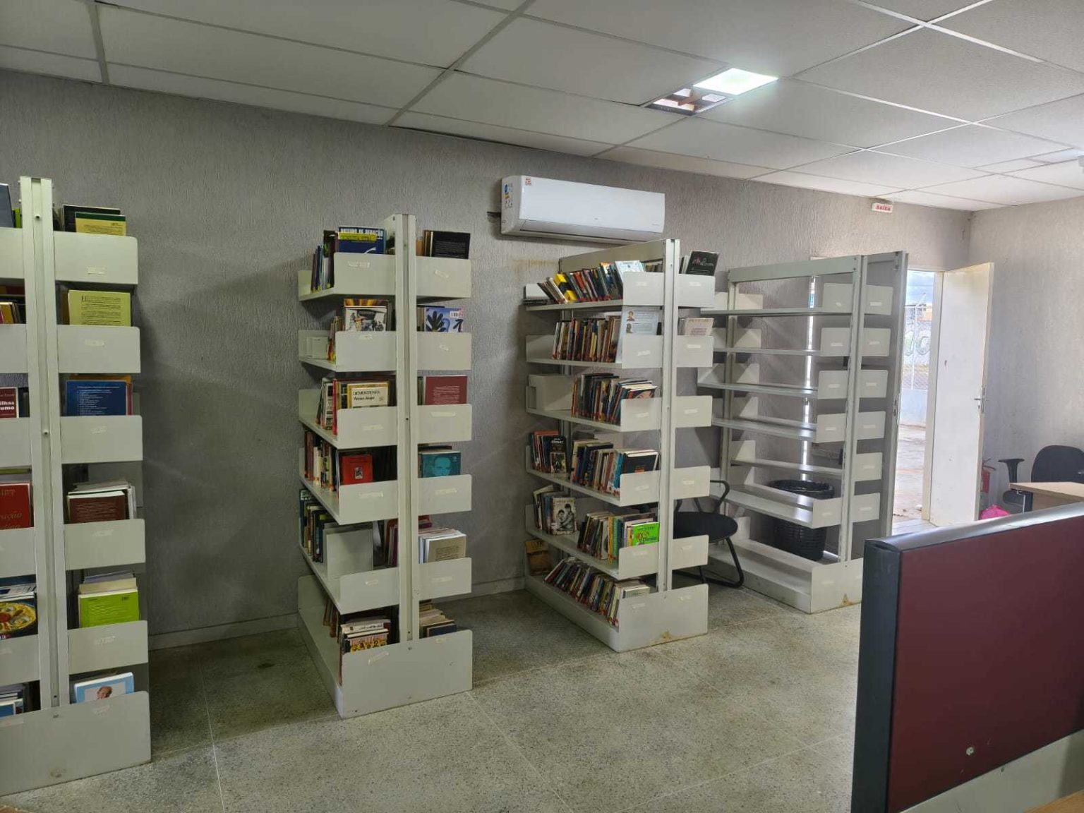 Biblioteca Pública de Samambaia recebe novos mobiliários, estantes e livros para ampliar atendimento e estudo
