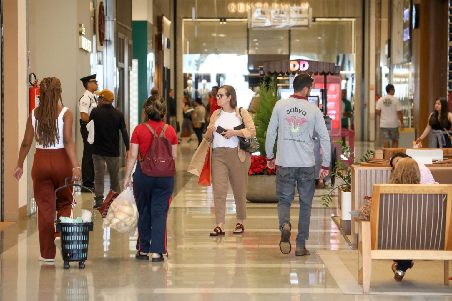 Procon-DF realiza operação do Dia dos Namorados e notifica 25 estabelecimentos por irregularidades nas informações ao consumidor