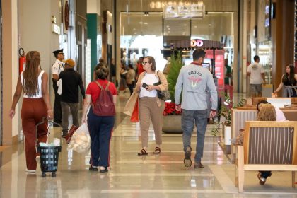 Procon-DF realiza operação do Dia dos Namorados e notifica 25 estabelecimentos por irregularidades nas informações ao consumidor