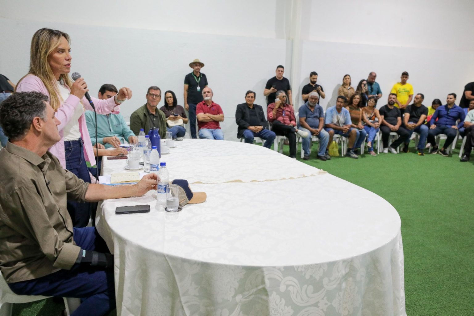 Governadora Celina Leão ouve lideranças em Brazlândia e encaminha pedidos sobre saúde, infraestrutura e festa do morango