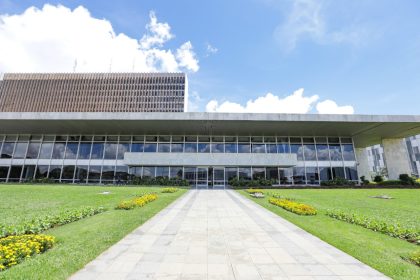 GDF realiza blitz educativa na Praça do Buriti contra violência contra a pessoa idosa na segunda-feira
