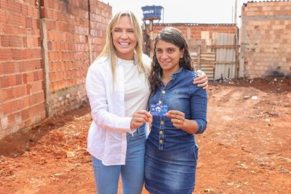 GDF entrega Cartão Material de Construção a moradora de Santa Luzia após incêndio durante visita da governadora
