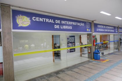 Central de Intermediação em Libras amplia atendimento presencial no Distrito Federal e registra mais de 2,4 mil atendimentos em 2025
