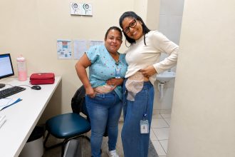 Profissionais do Hospital Regional de Santa Maria testam uso de bolsa de estomia para sensibilizar equipe de enfermagem