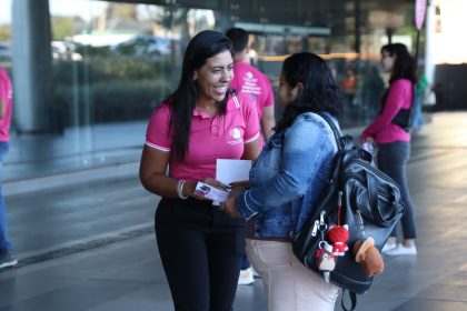 Rede Feminina de Combate ao Câncer de Brasília realiza Blitz Solidária no IgesDF para captar doações e ampliar voluntariado