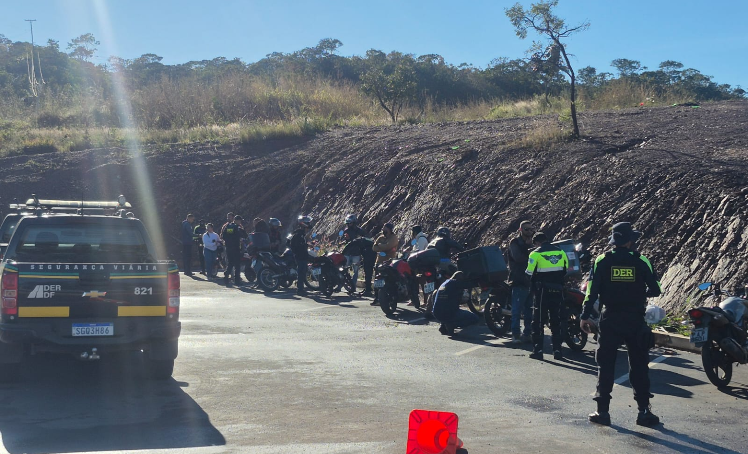 DER-DF identifica motocicleta clonada e aplica 45 autos de infração na Operação Moto Legal na DF-005