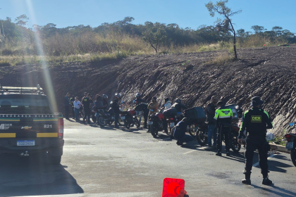 DER-DF identifica motocicleta clonada e aplica 45 autos de infração na Operação Moto Legal na DF-005