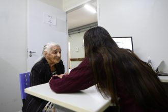 Idosos no Distrito Federal registram maior risco de infecções e desidratação durante o frio, alerta SES-DF