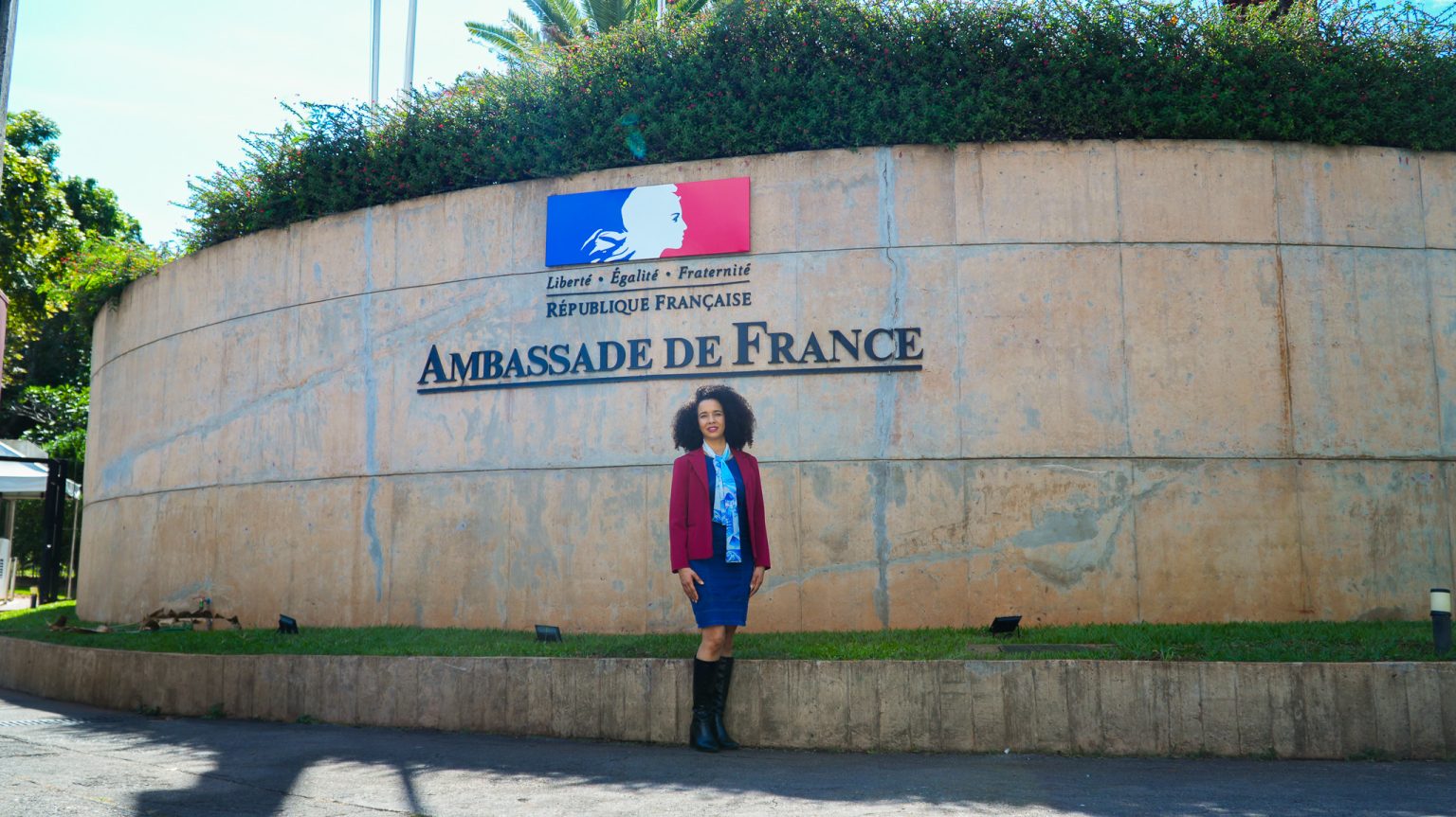 Formação em francês na rede pública amplia horizontes e leva servidora à Embaixada da França