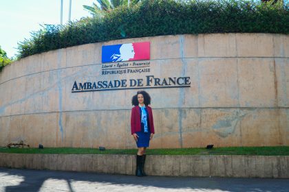 Formação em francês na rede pública amplia horizontes e leva servidora à Embaixada da França