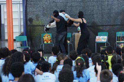 Peça teatral alerta alunos da Candangolândia sobre perigos na internet em ação do PSE