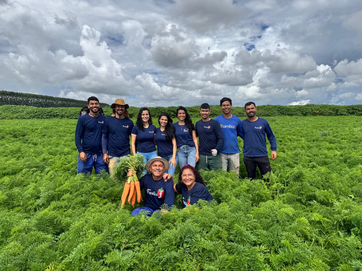Família no Distrito Federal consolida produção de morango com apoio da Emater-DF e crédito rural