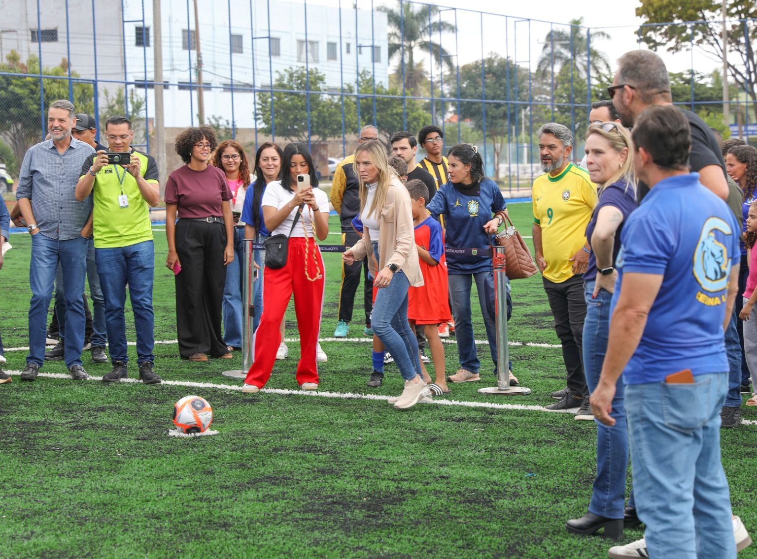 Governadora inaugura reforma de campo sintético em Taguatinga e Samambaia com melhorias de acessibilidade e segurança