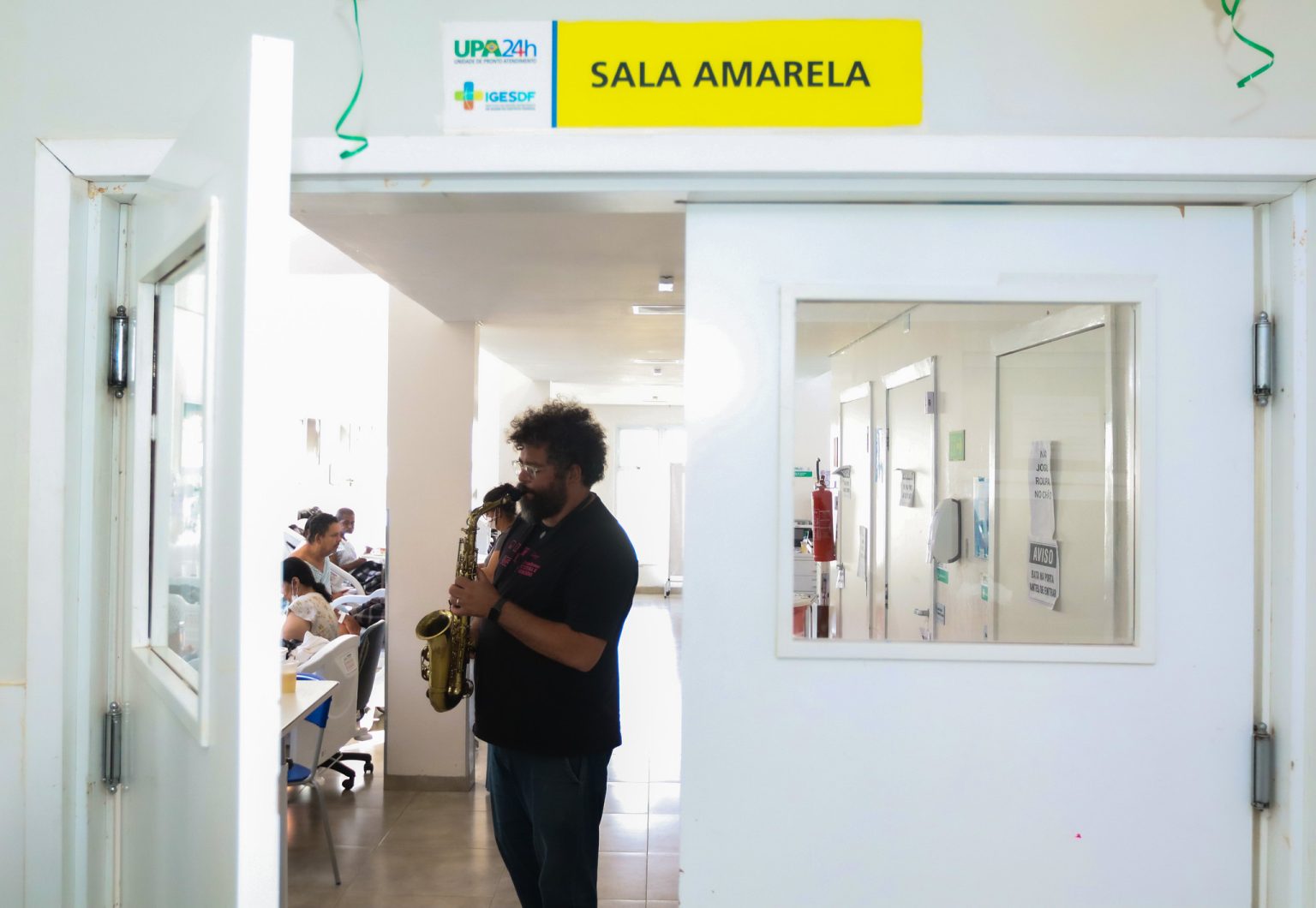 Apresentação musical transforma rotina de pacientes na UPA do Paranoá