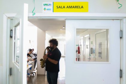 Apresentação musical transforma rotina de pacientes na UPA do Paranoá