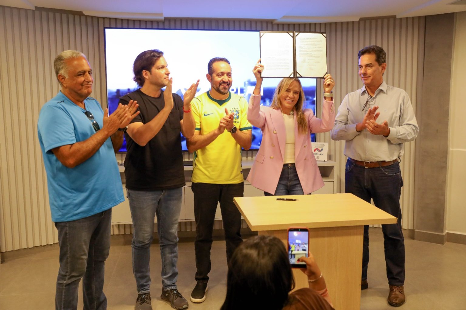 GDF firma acordo com empresas de cimento para construir a primeira creche da Fercal com recursos privados