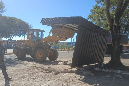 DF Legal remove contêineres irregulares que ocupavam vagas no SIA ao lado da Feira dos Importados