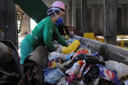 Usinas de tratamento mecânico biológico do Distrito Federal processam 127 mil toneladas e geram composto orgânico, recicláveis e renda a cooperados