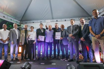 Governo do Distrito Federal entrega contratos de concessão e avança na regularização fundiária de clubes e associações