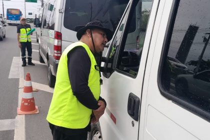 Prefeitura de Manaus realiza operação para coibir transporte clandestino ao lado do T7 na avenida do Turismo