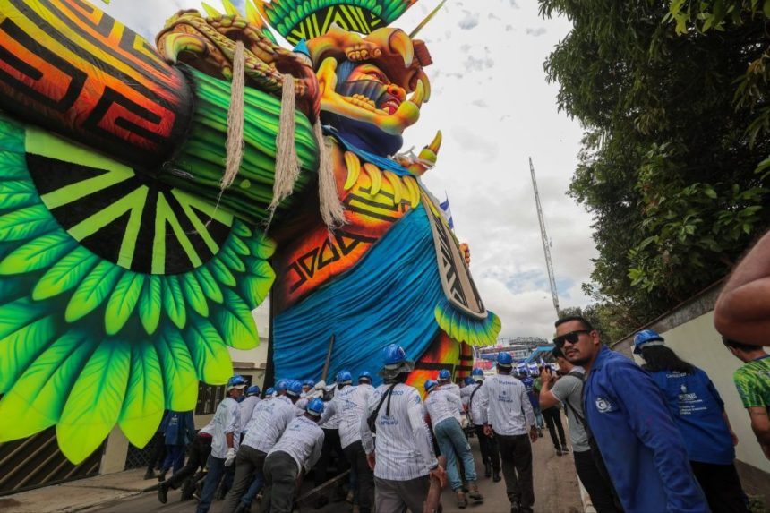 Translado das alegorias mobiliza cerca de 400 trabalhadores no entorno do Bumbódromo antes do Festival de Parintins