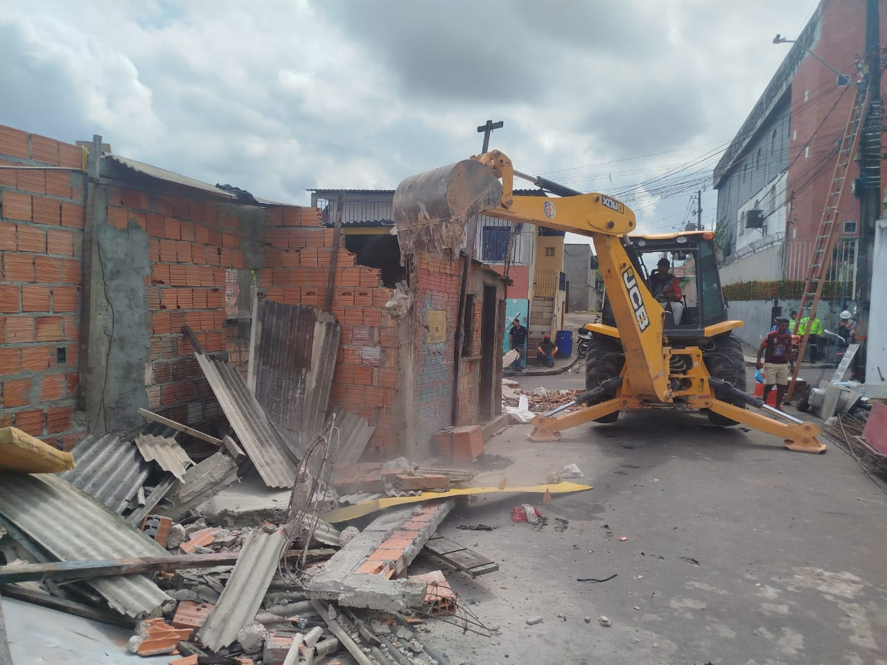 Demolição administrativa remove quatro boxes que ocupavam calçada no bairro Jorge Teixeira, em Manaus