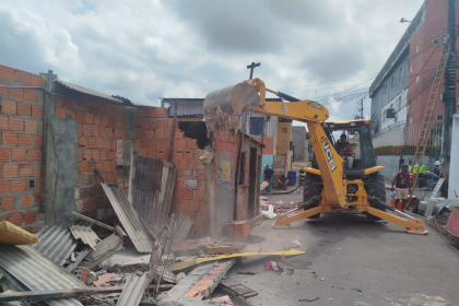 Demolição administrativa remove quatro boxes que ocupavam calçada no Jorge Teixeira, zona Leste de Manaus