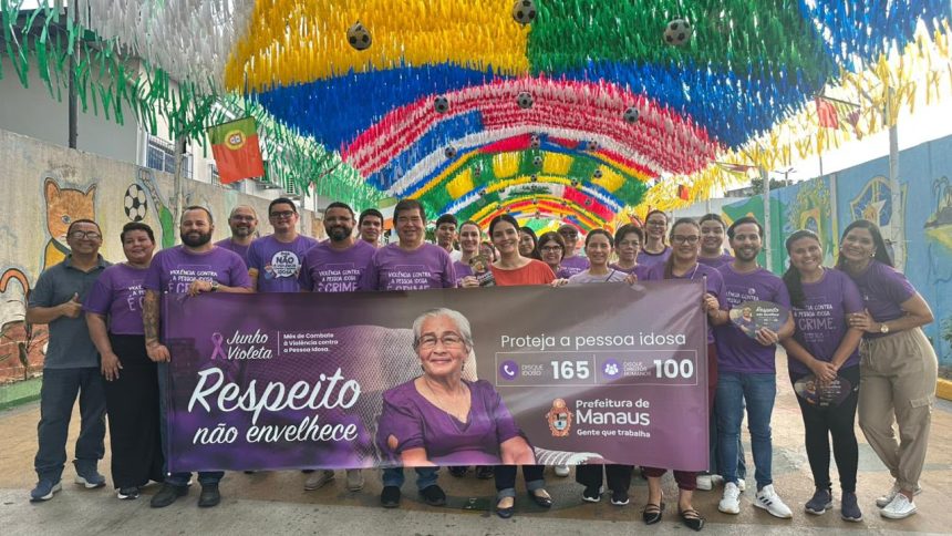 Prefeitura de Manaus faz blitz do Junho Violeta na avenida Brasil para orientar sobre violência contra a pessoa idosa