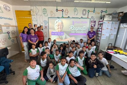 Prefeitura de Manaus promove ações em escolas para combater violência contra a pessoa idosa durante Junho Violeta