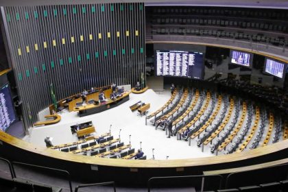 Câmara dos Deputados analisa projetos sobre feminicídio, saúde, combustíveis e segurança em sessão marcada para 13h55
