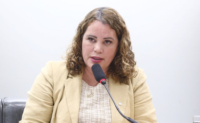 Comissão da Câmara aprova inclusão da dignidade menstrual na LDB e prevê absorventes gratuitos para alunas