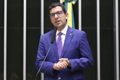 Câmara aprova em comissão projeto que prevê eliminação gradual de microplásticos em cosméticos e higiene pessoal