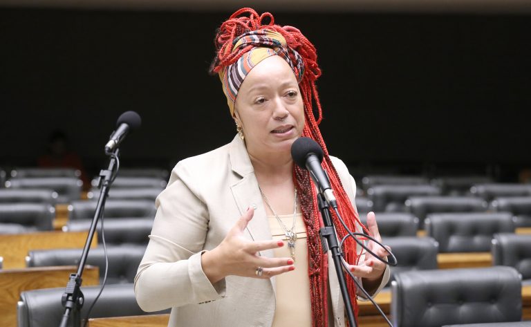 Câmara aprova substitutivo que impõe sanções a organizadores por discriminação em eventos esportivos e prevê medidas educativas